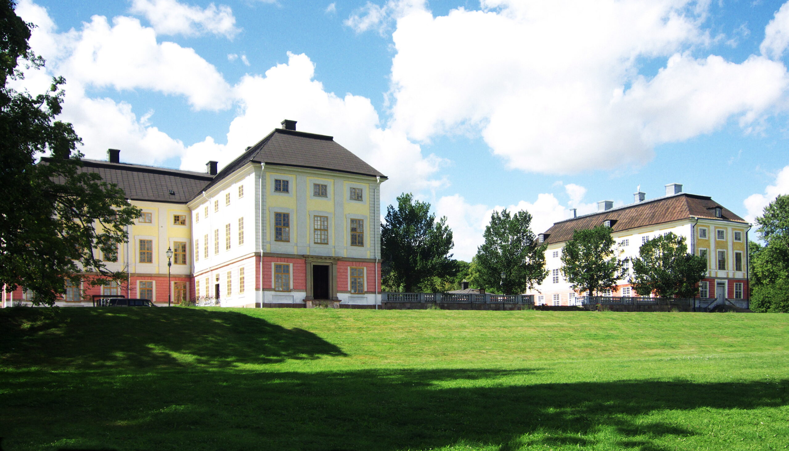 You are currently viewing 1.	Dagsutflykt i Fjärdhundraland – Enköpings parker och Ekolsunds slott. För bussgrupp.